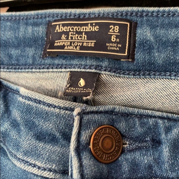 Abercrombie and Fitch distresses jeans - Picture 2 of 2